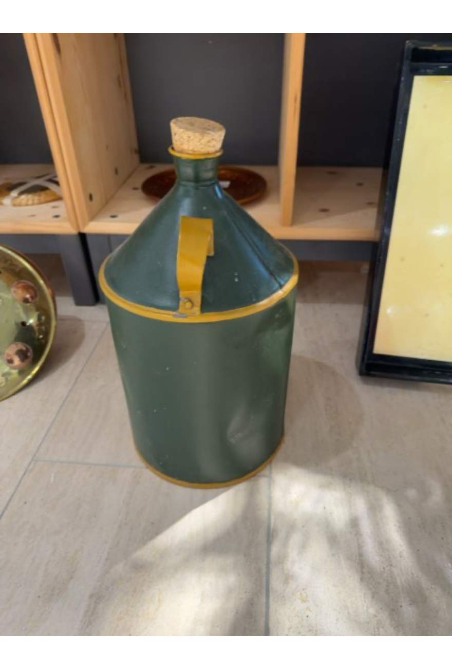 Beholder i metal med blomster